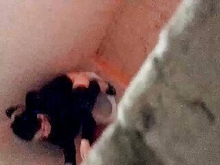 Une corbeille blanche prend un énorme dong dur au fond de son trou du cul film pronoxx