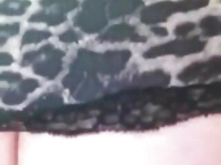 Buxom dark head chienne se fait baiser la gorge avec un énorme gode dans une vidéo porno xxx femme de menage BDSM sale